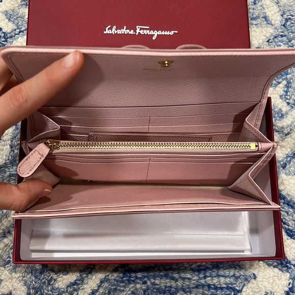 Beautiful blush pink authentic leather Ferragamo Women’s Vara Bow Wallet - Picture 3 of 5